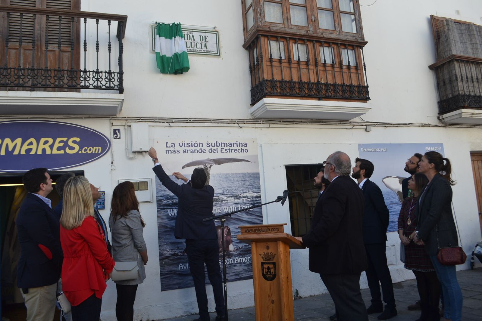 El alcalde de Tarifa descubre la nueva rotulación de la avenida de Andalucía
