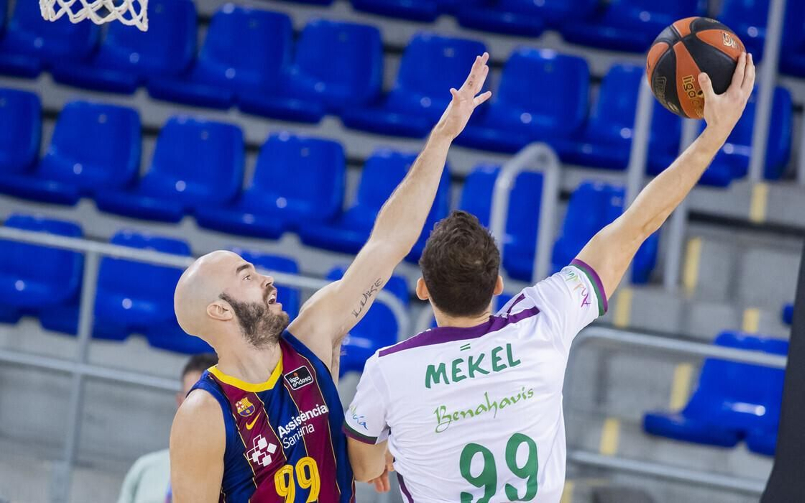 Gal Mekel deja una bandeja.