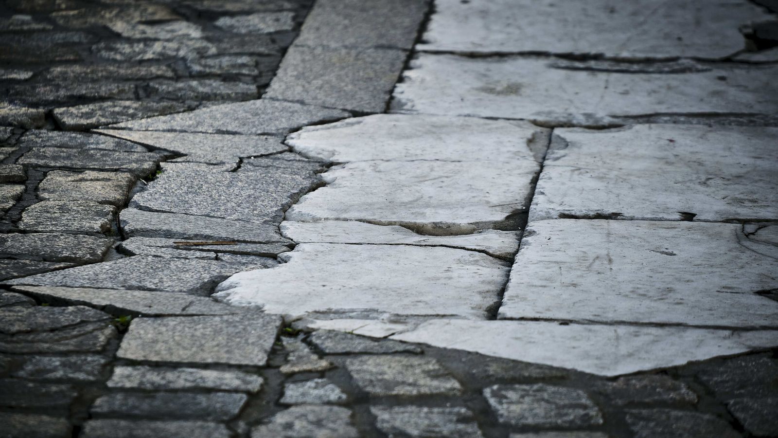 Estado del pavimento en plaza de la Catedral