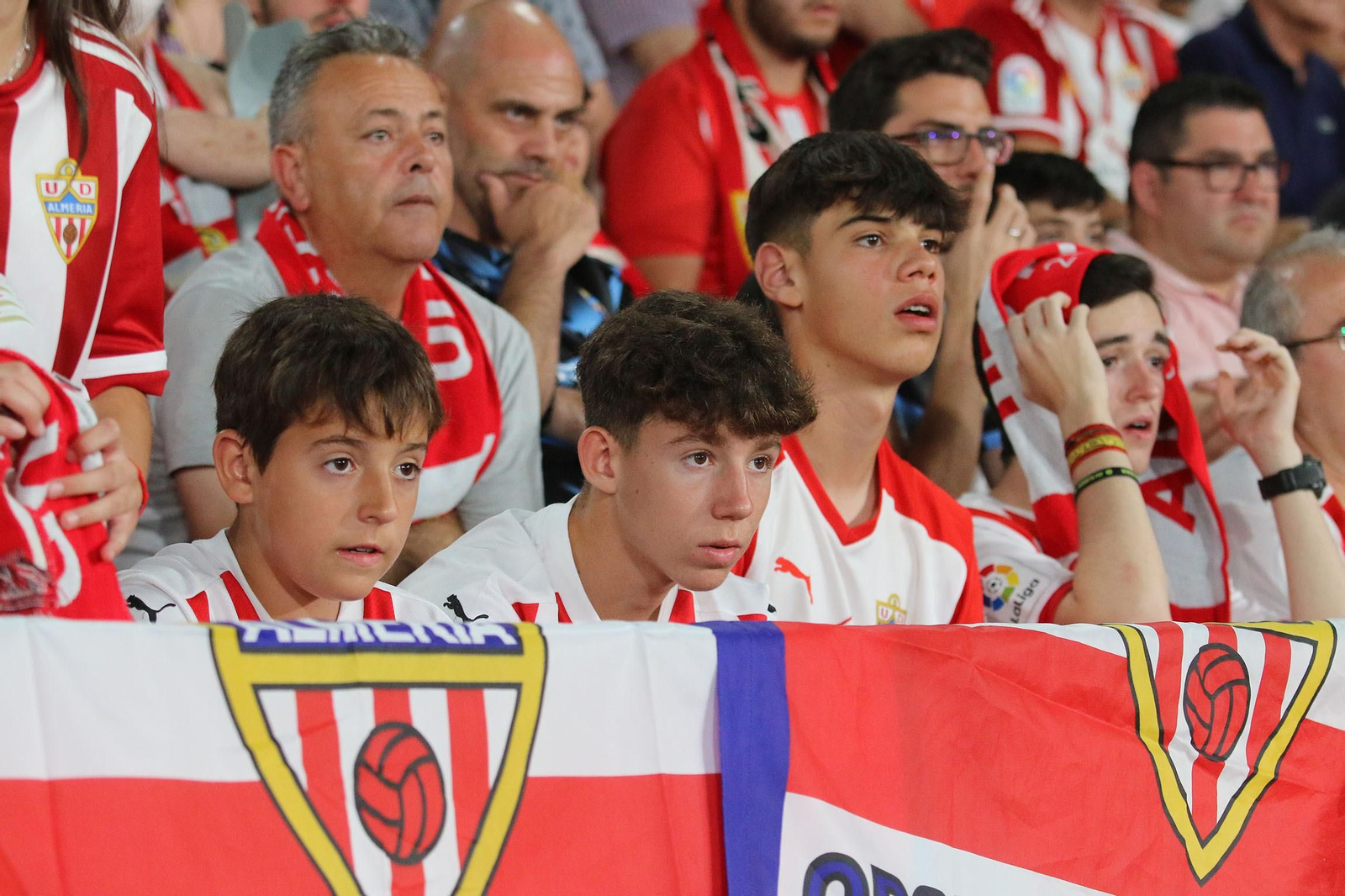Las imágenes de la decepción de los aficionados del Almería