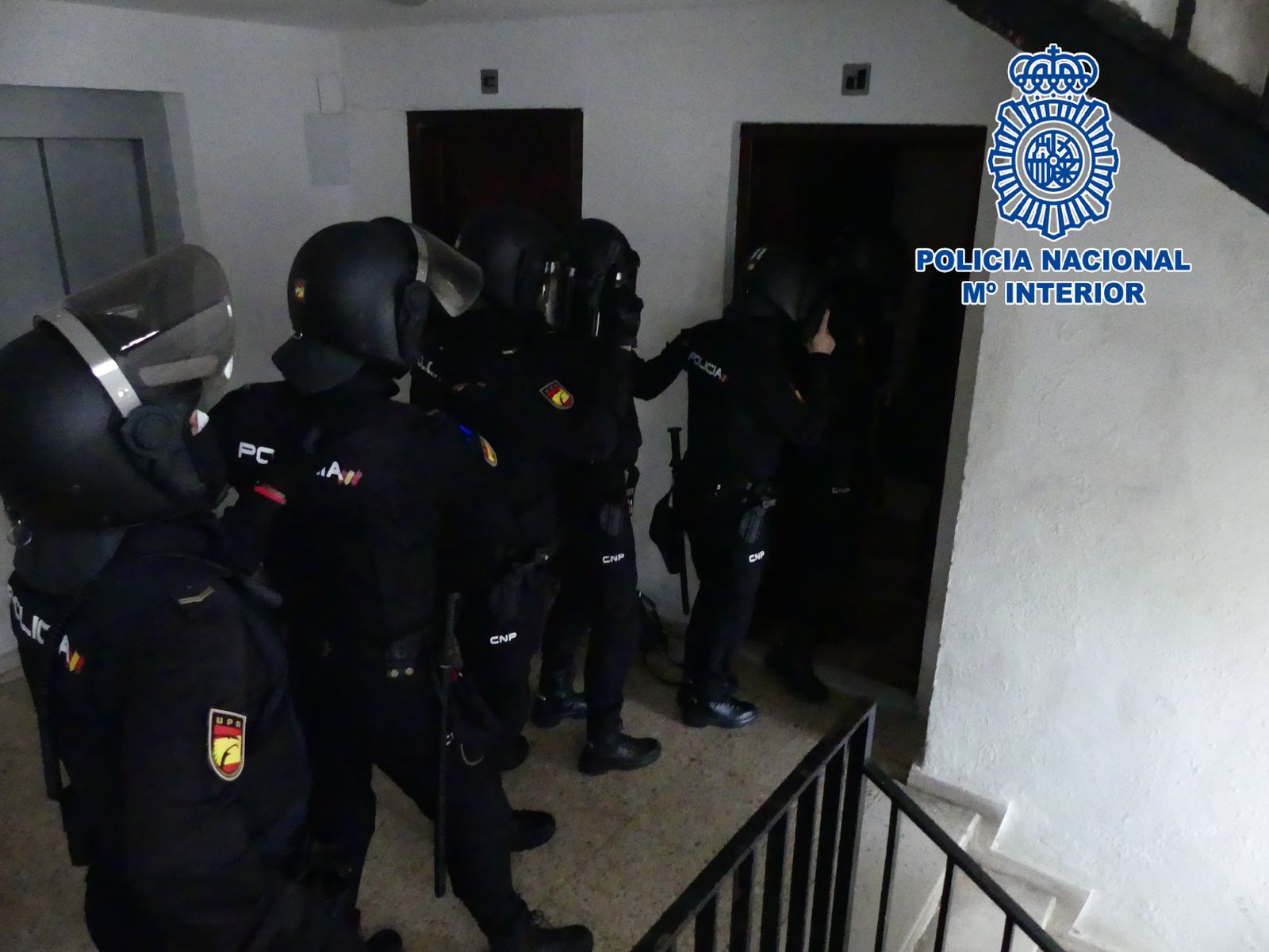 Agentes de la Policía  Nacional al practicar uno de los registros.