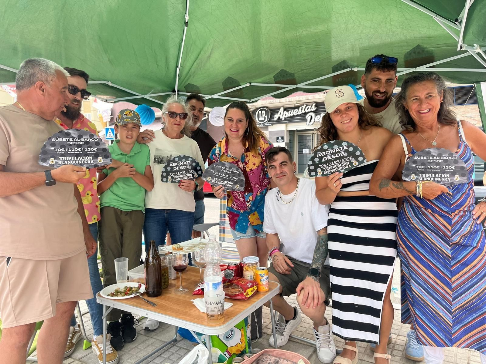Aficionados de la Balona, con abanicos de la campaña de abonados.