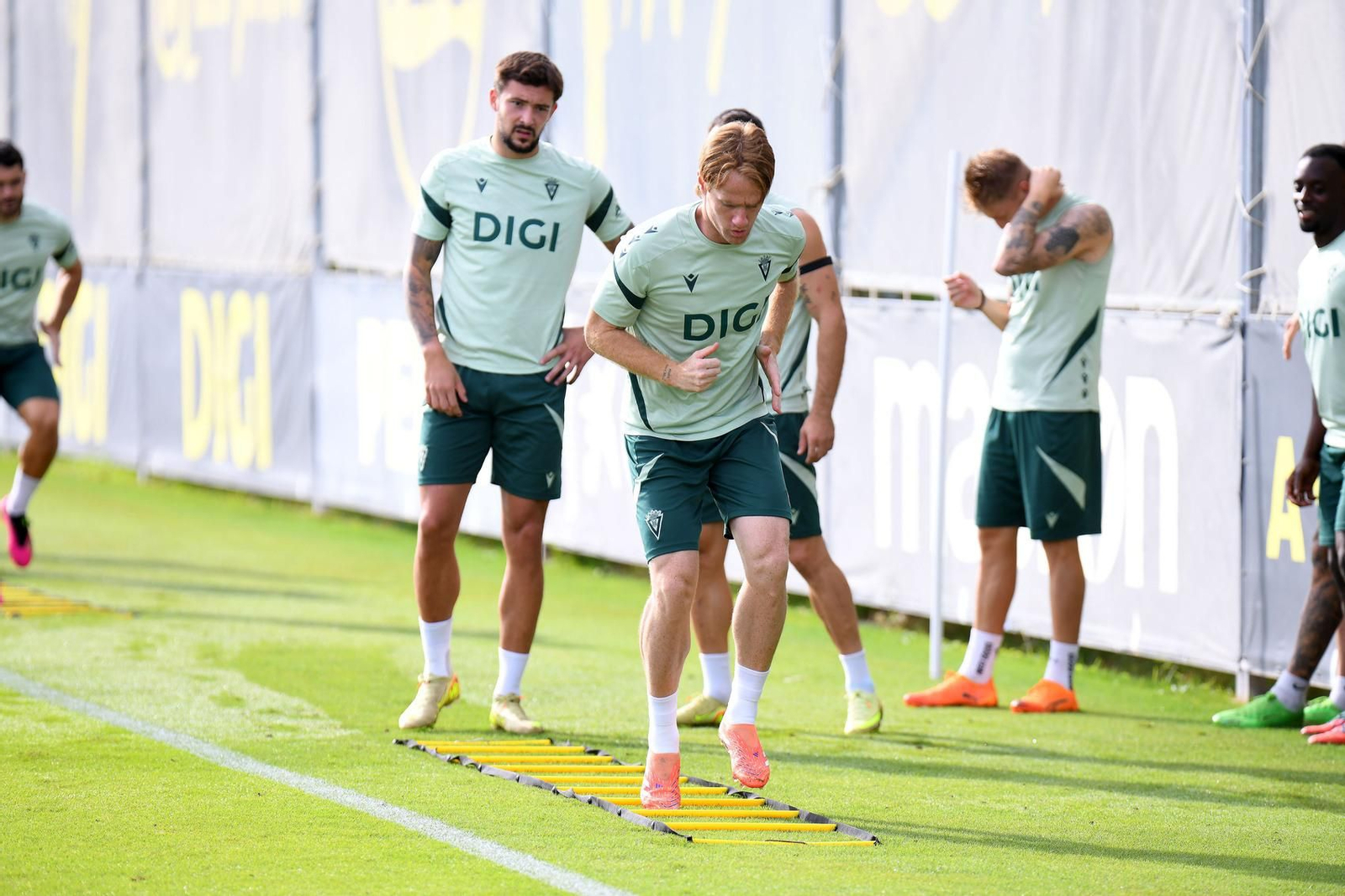 Jugadores del Cádiz en el entrenamiento del sábado.
