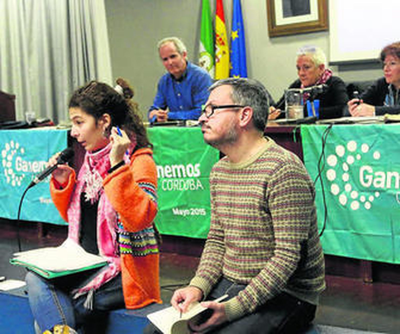 Victoria López y Alberto de los Ríos, durante la asamblea decisoria de Ganemos sobre los presupuestos.