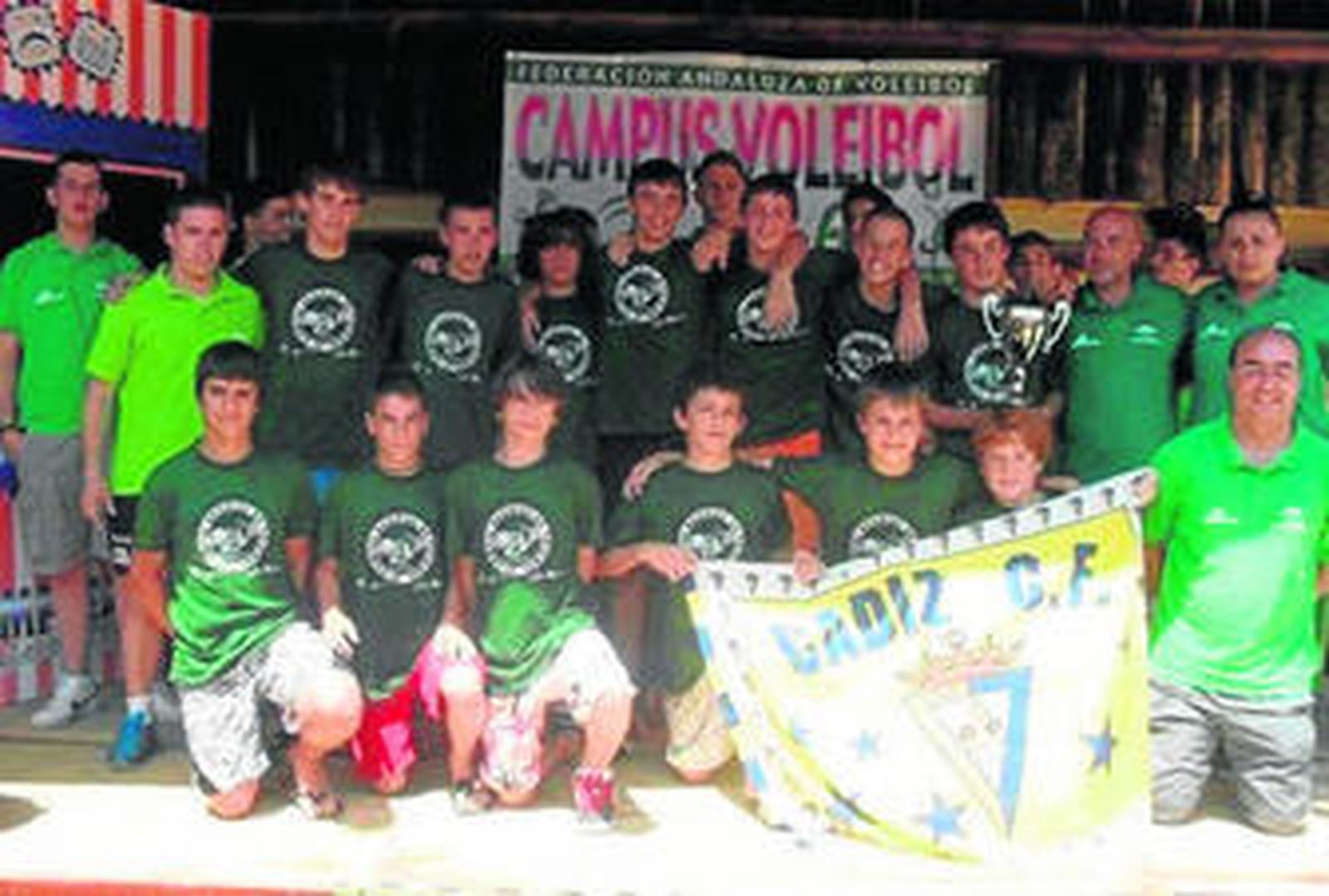 La selección masculina, en la imagen con el trofeo y una bandera del Cádiz CF, no cedió ningún set.