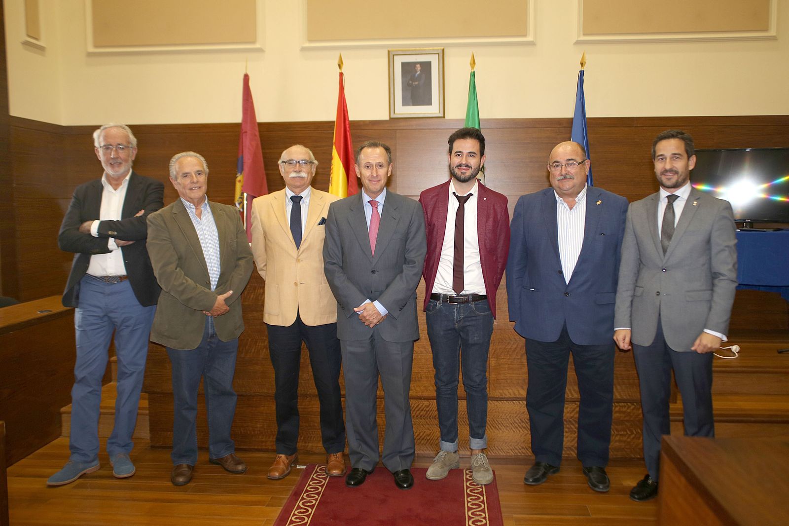 Foto de grupo de los designados con el alcalde, el presidente de la Asociación de Reyes Magos, Juan Jesús Sánchez y el edil, José Manuel Vera.