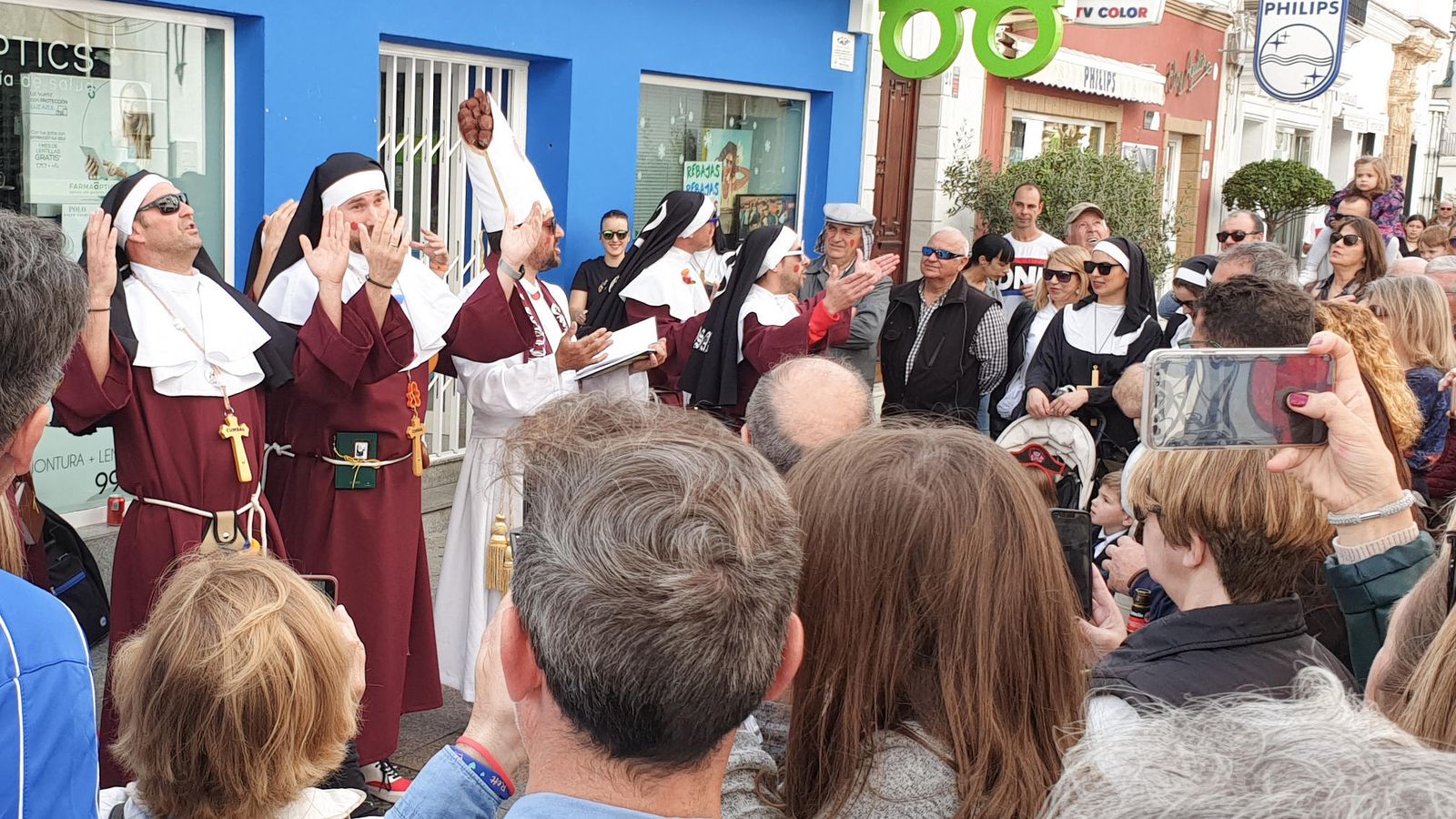 Chirigota ilegal por las calles de Chiclana en su carnaval.