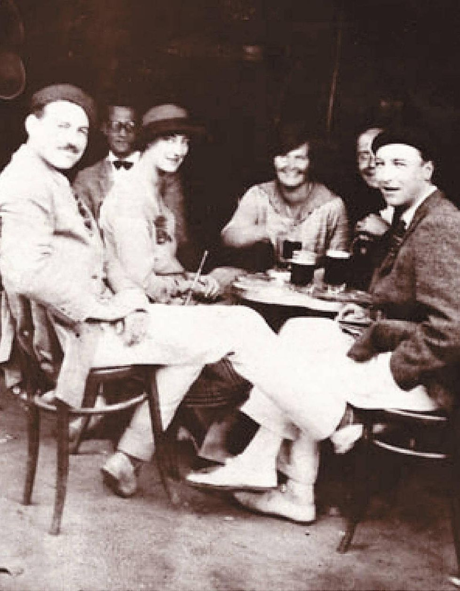 Hemingway, primero por la izquierda, en sus primeras andanzas sanfermineras.