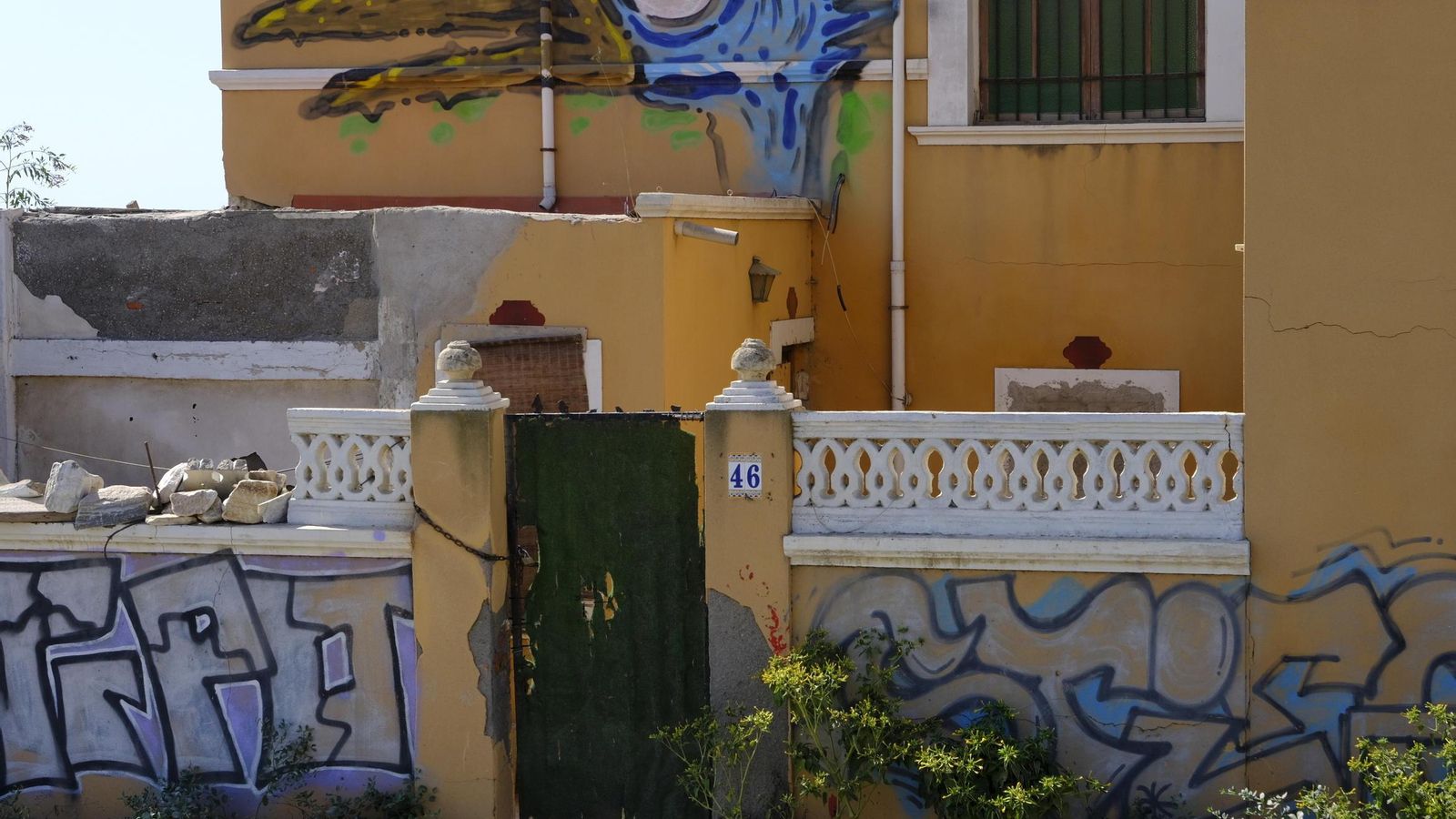 Pintadas y parte del muro desprendido