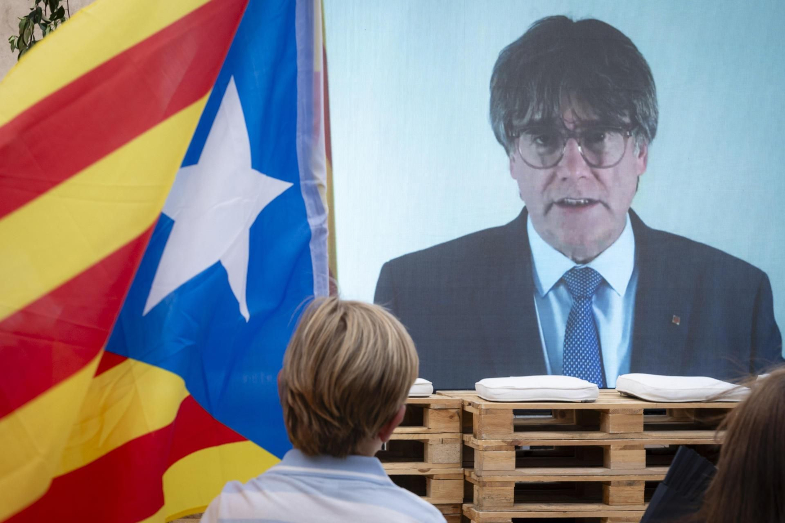 Imagen del expresidente de la Generalitat Carles Puigdemont durante una intervención por "streaming" en la campaña electoral del 23J en Amer (Girona), su pueblo natal.