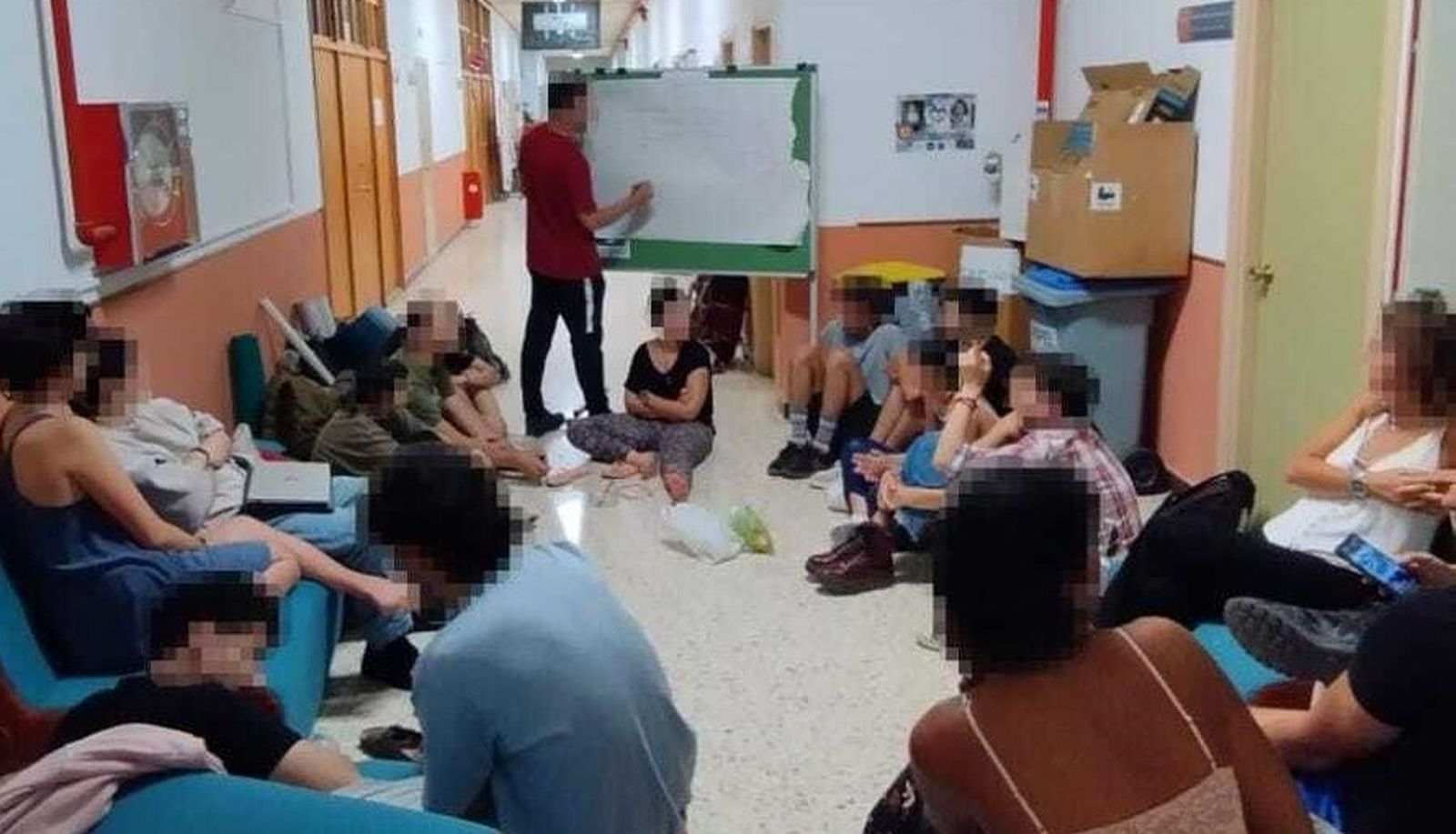 Un grupo de estudiantes, durante el encierro en la Facultad de Ciencias de la Educación