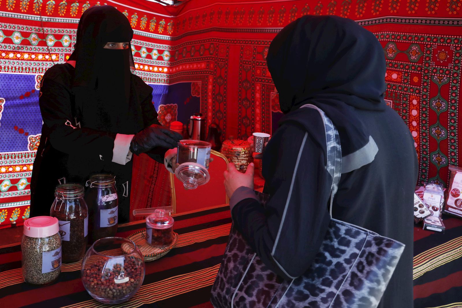 Dos mujeres en una tienda de café en Yemen.