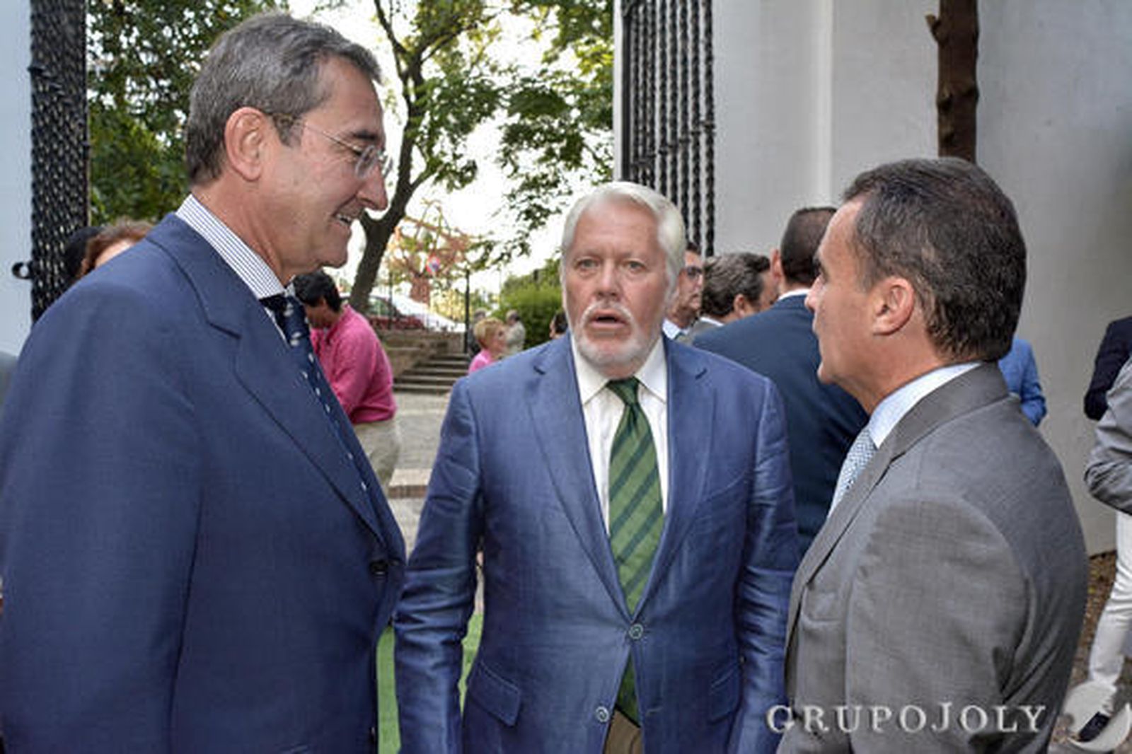 Antonio Fragero y el abogado Francisco Ballester conversan con Rafael Herrador.

Foto: Belen Vargas-Juan Carlos Vazquez-Manuel Gomez