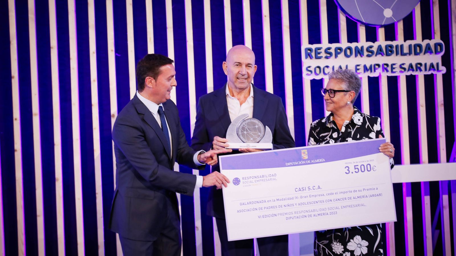 Javier A. Garcia, entregando el premio y el cheque donado por CASI a la Asociación ARGAR.