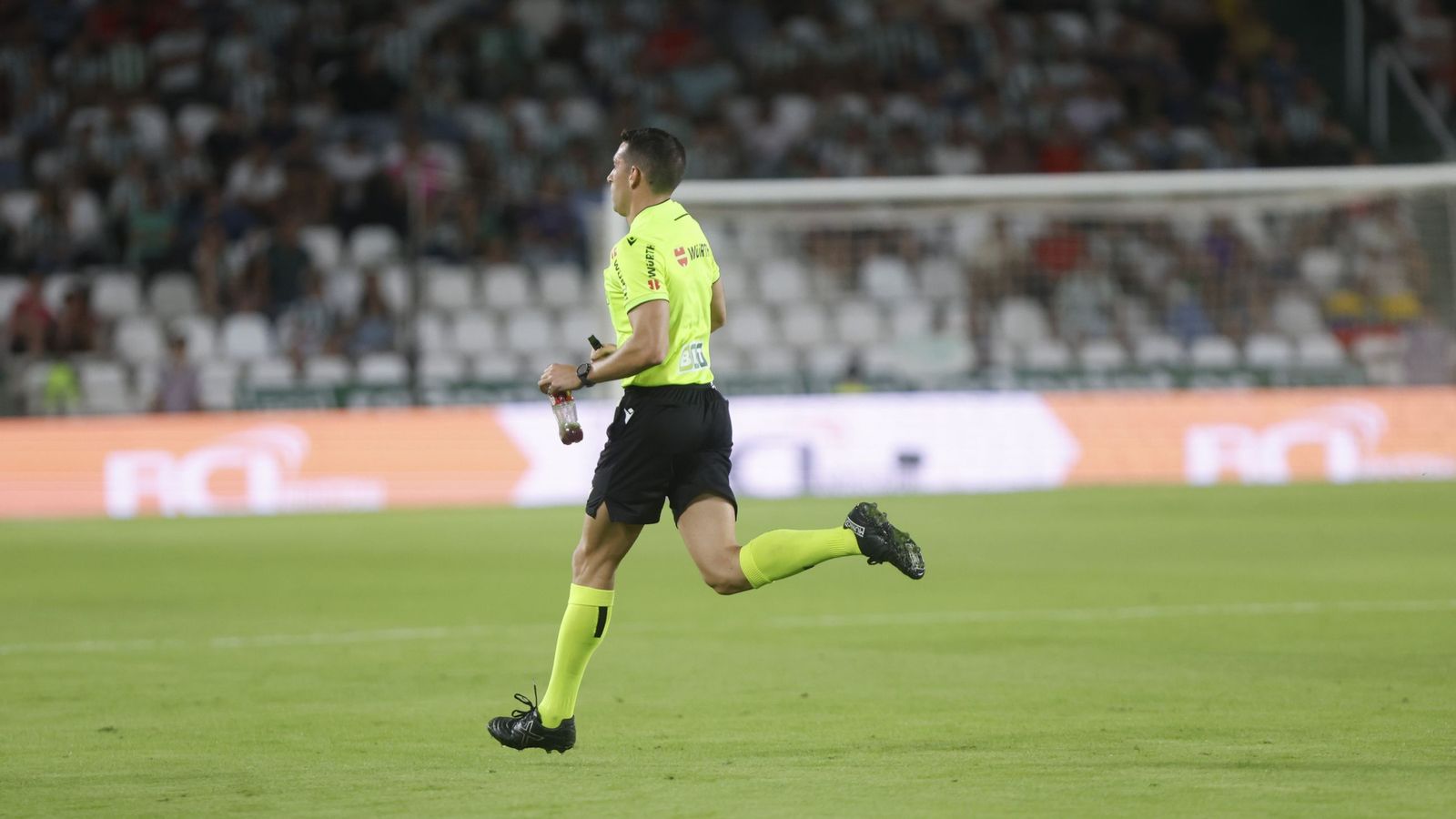 Gorka Etayo Herrera corre a entregar una botella que cayó al campo en el Córdoba CF-Cultural Leonesa.