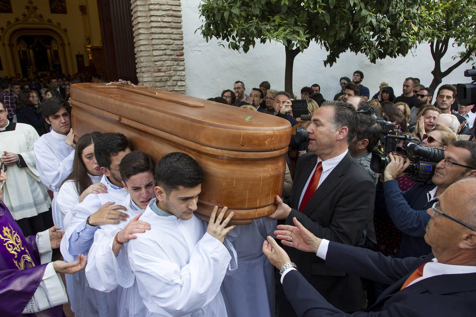 Una abarrotada iglesia de la Encarnación celebró ayer el funeral del joven marbellí, acompañado de familiares, amigos y vecinos.