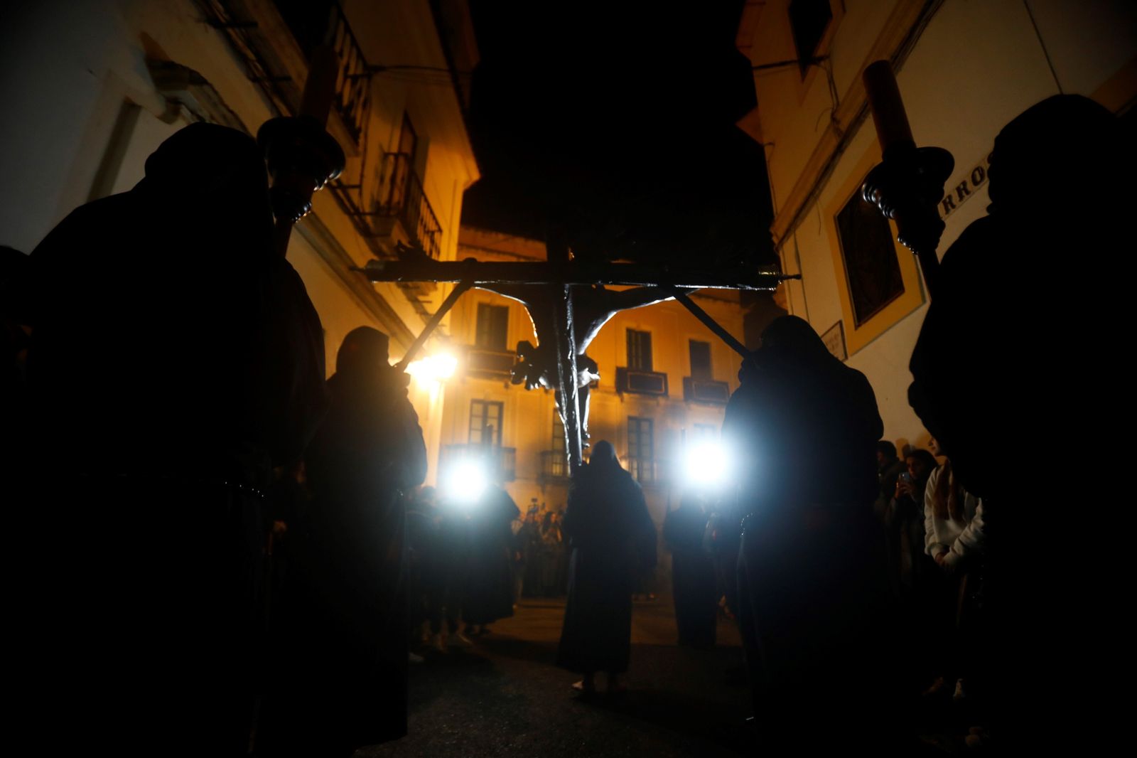 Las imágenes de la procesión del Vía Crucis de Córdoba este Lunes Santo