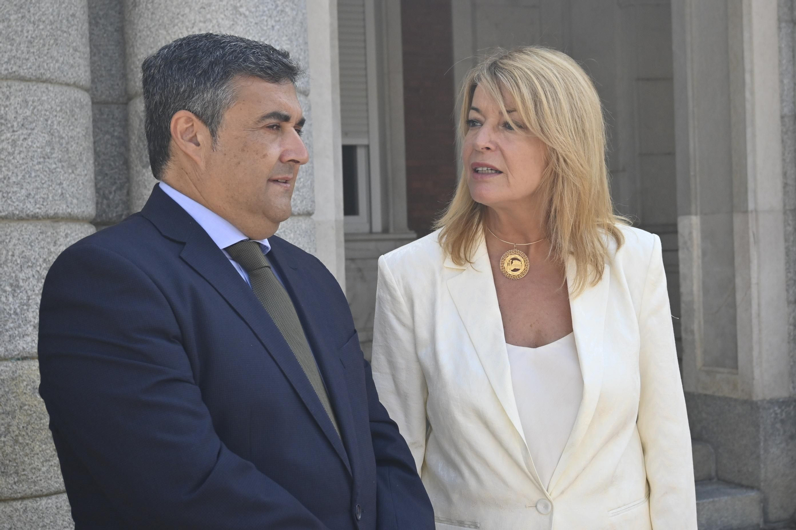 Visita de Juanma Moreno al Ayuntamiento de Huelva, en Imágenes