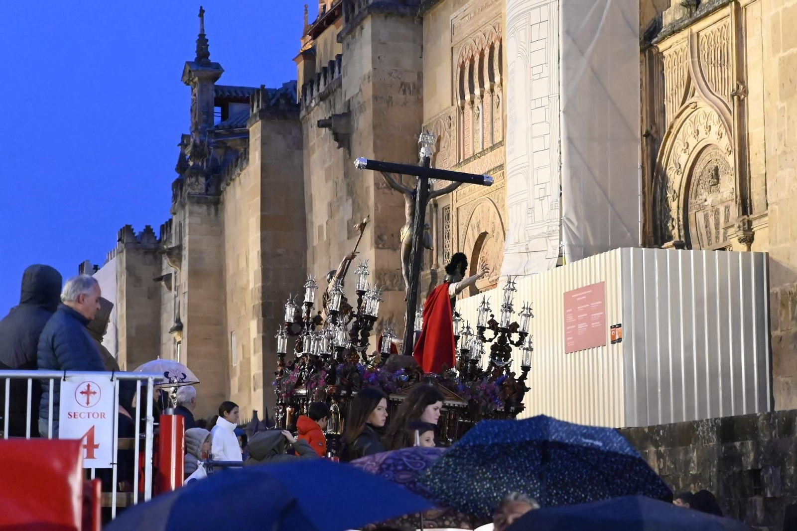 La procesión de la hermandad de la Agonía en este Martes Santo de Córdoba, en imágenes