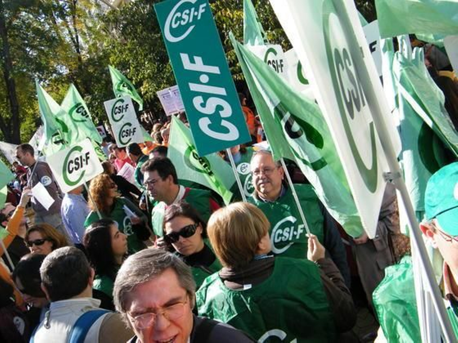 Miles de funcionarios se manifestaron desde la Alameda de Hércules hasta el Parlamento andaluz contra el decreto de la Junta bajo el lema 'Defiendo mi derecho y la gestión pública'.