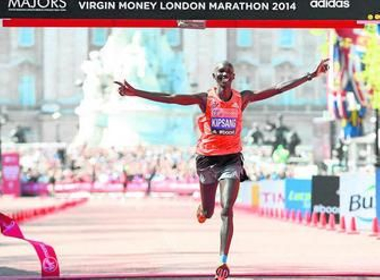 Kipsang levanta los brazos justo antes de cruzar la línea de meta del Maratón de Londres.