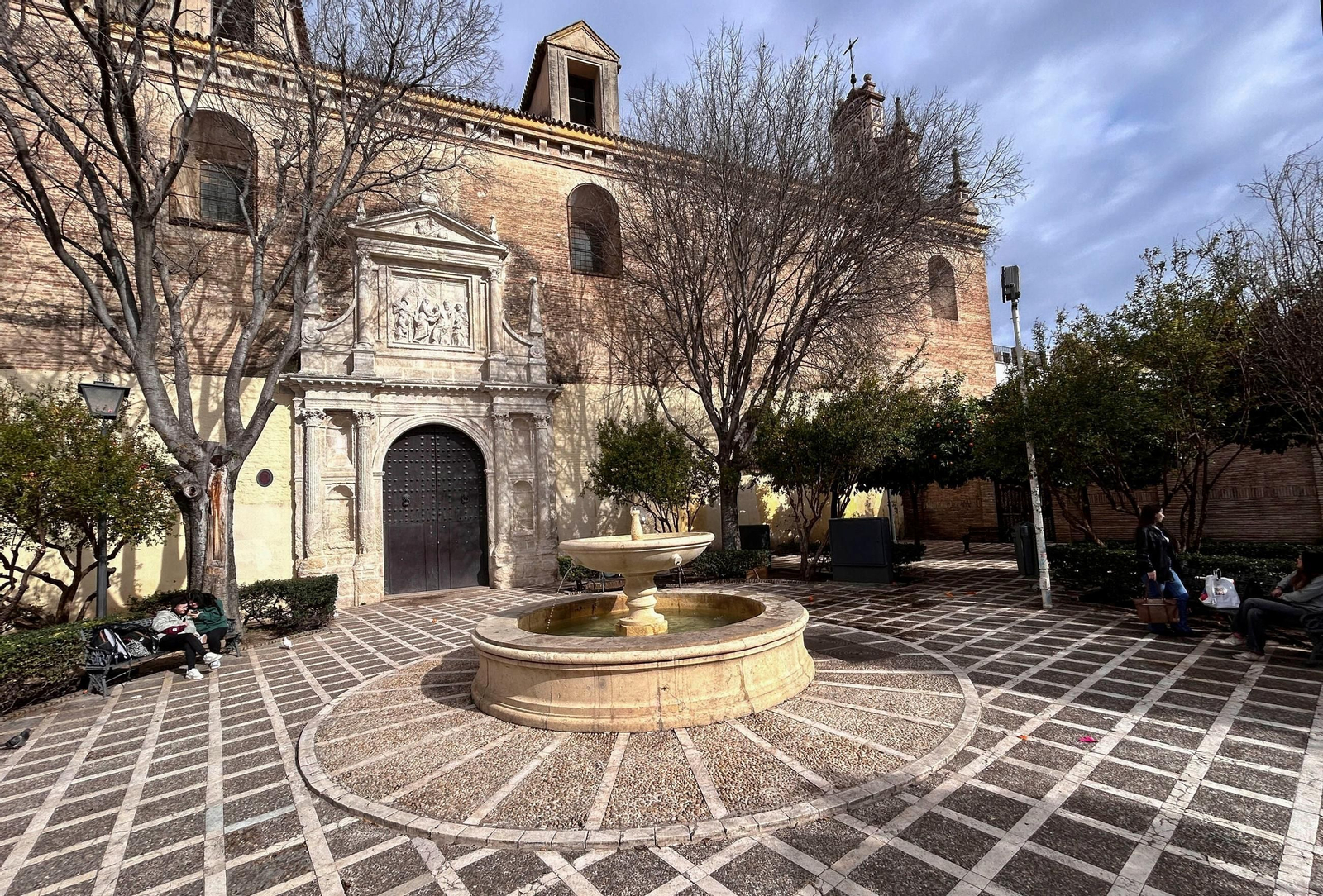 La Plaza y el convento de Santa Isabel.