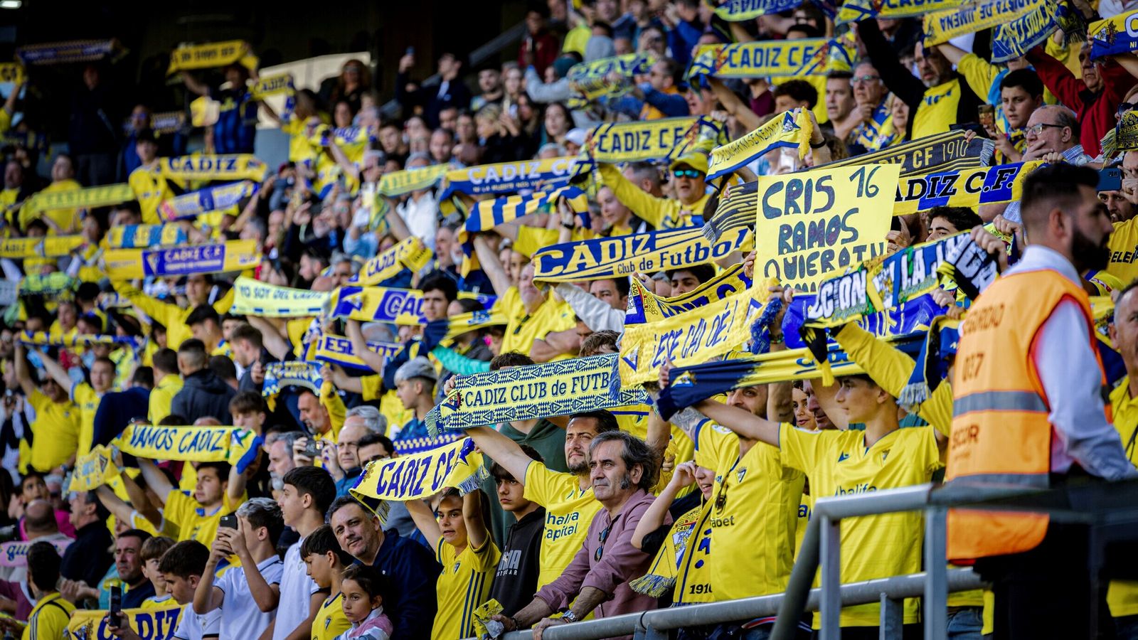 Aficionados del Cádiz en un partido en casa.