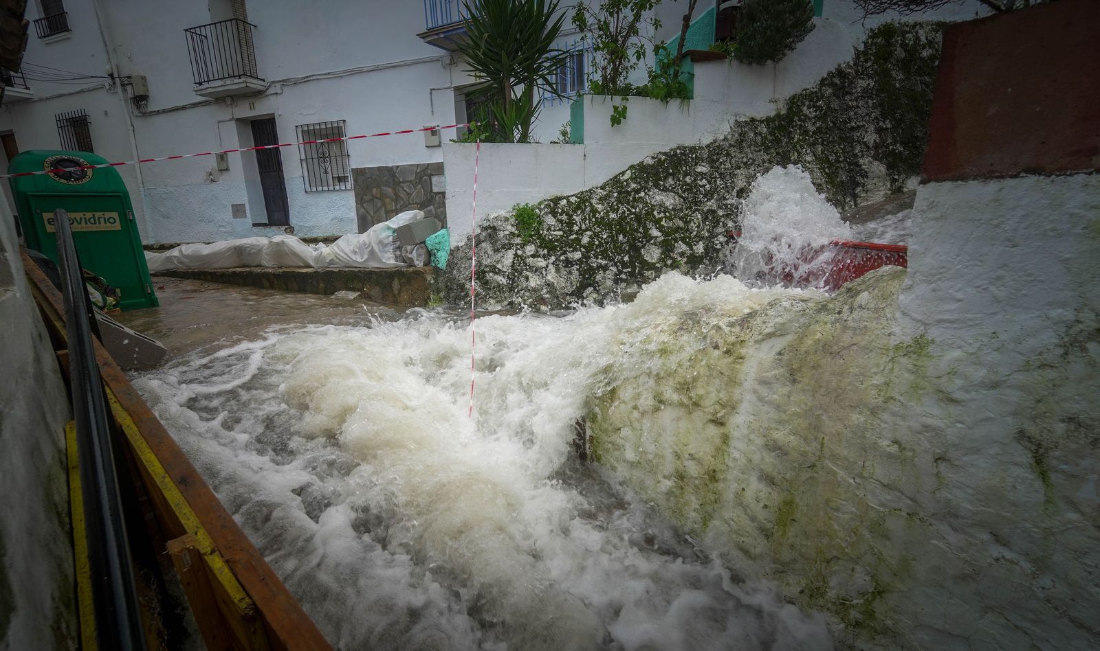 Imágenes de los torrentes de agua por las calles de Ubrique