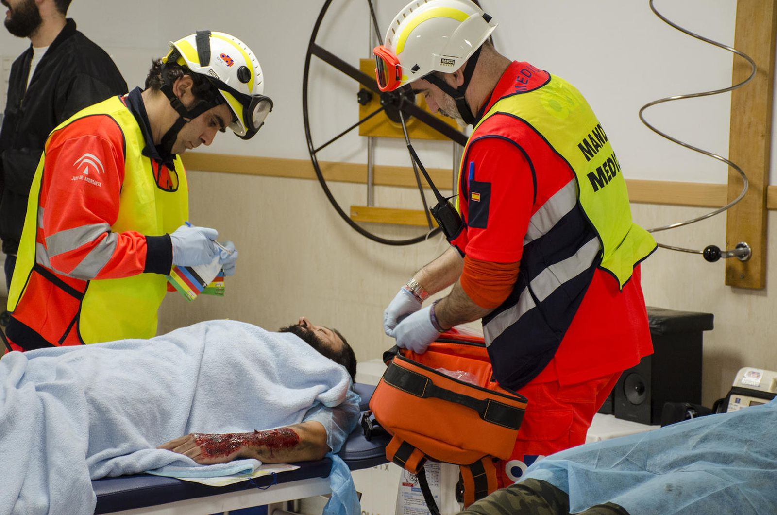 Personal sanitario atiende a uno de los voluntarios en el hospital de campaña.