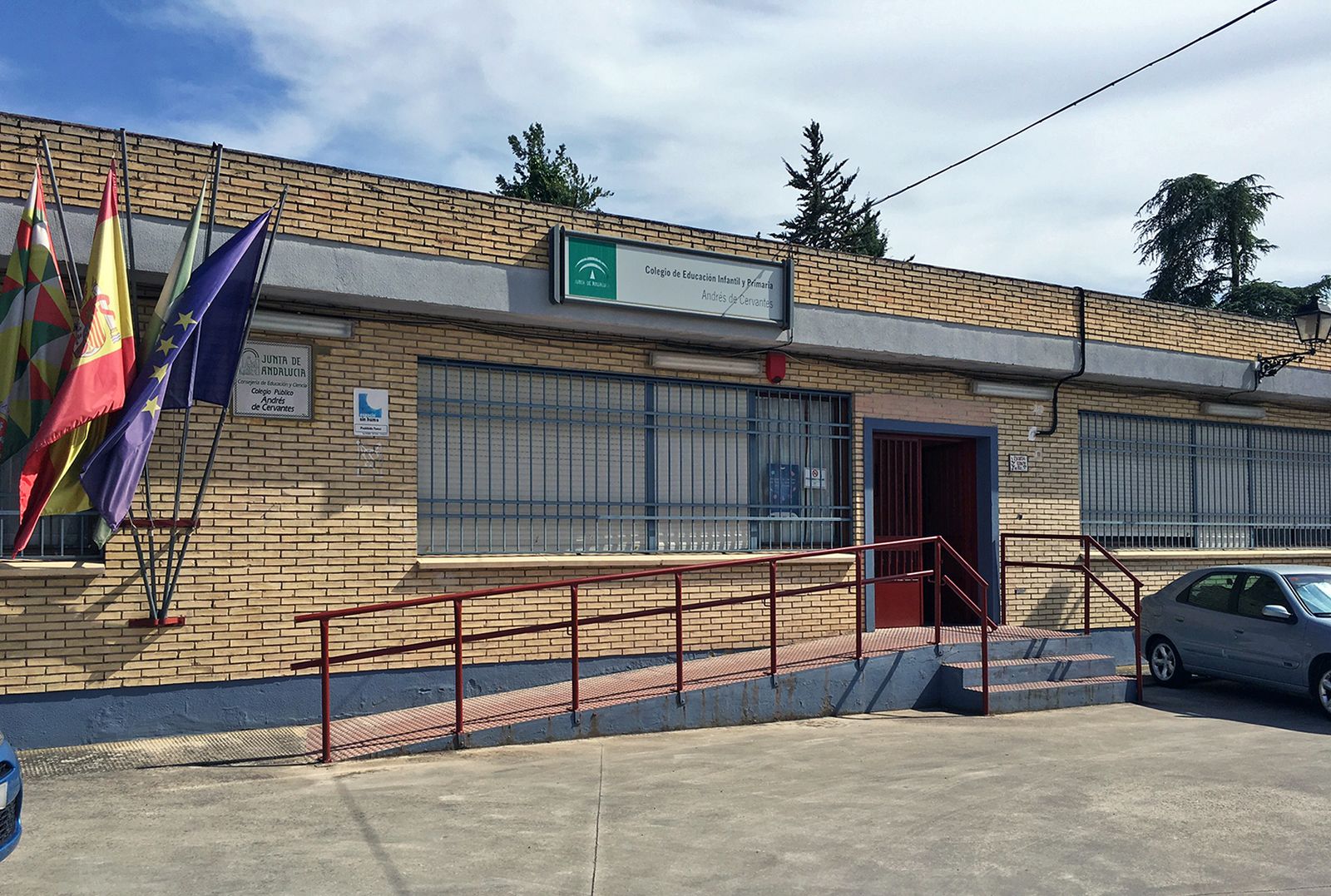 Acceso principal al colegio Andrés de Cervantes de Cabra.