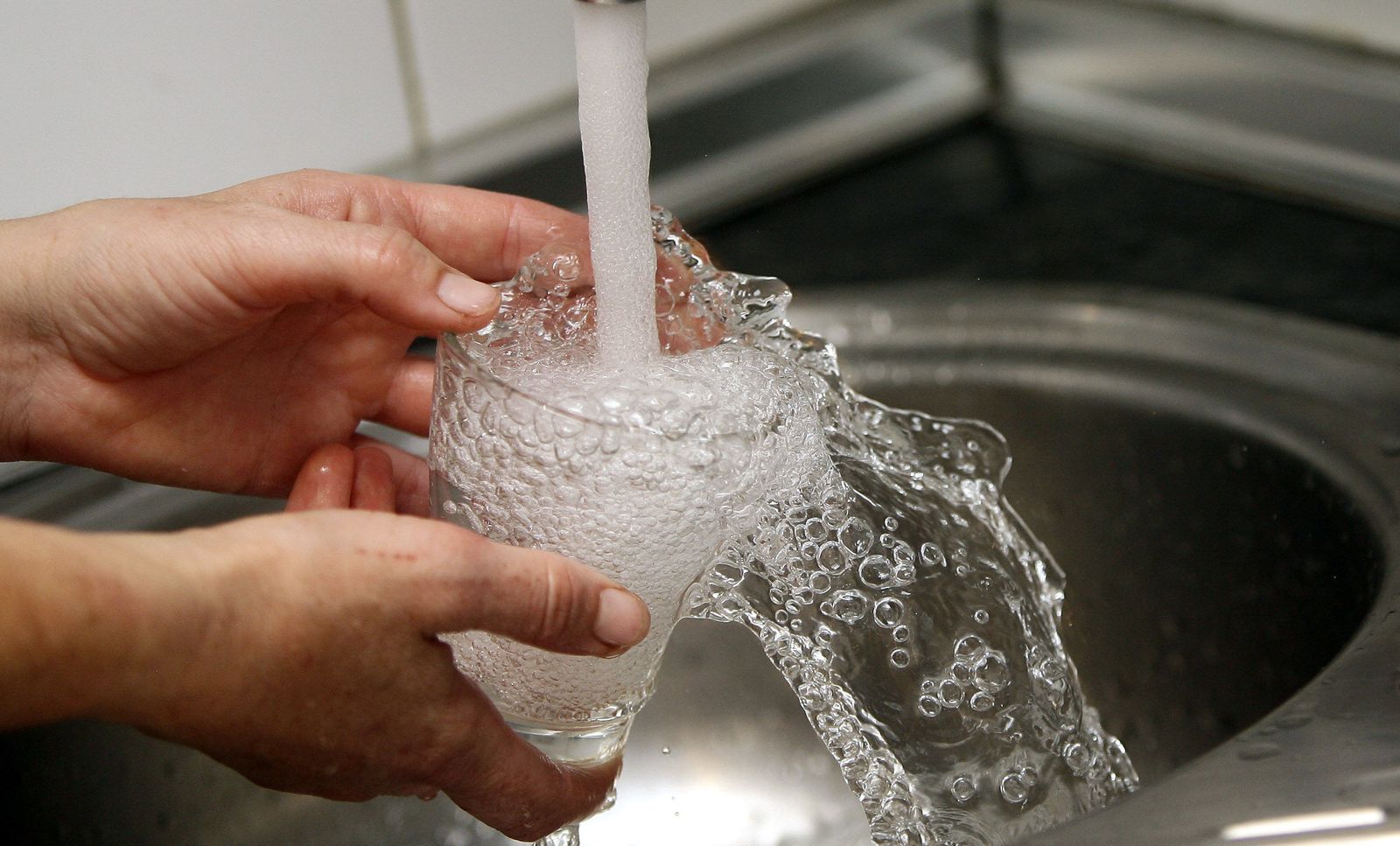 Un vaso rebosando agua.