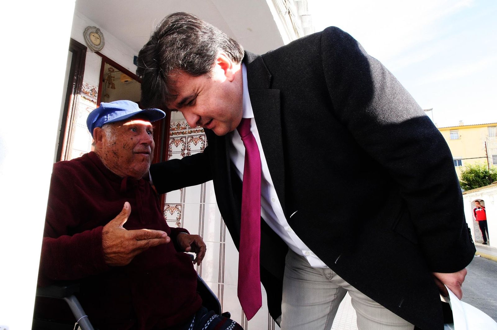 La visita del alcalde a las obras de rehabilitación de las viviendas de Pérez Cubillas, en imágenes