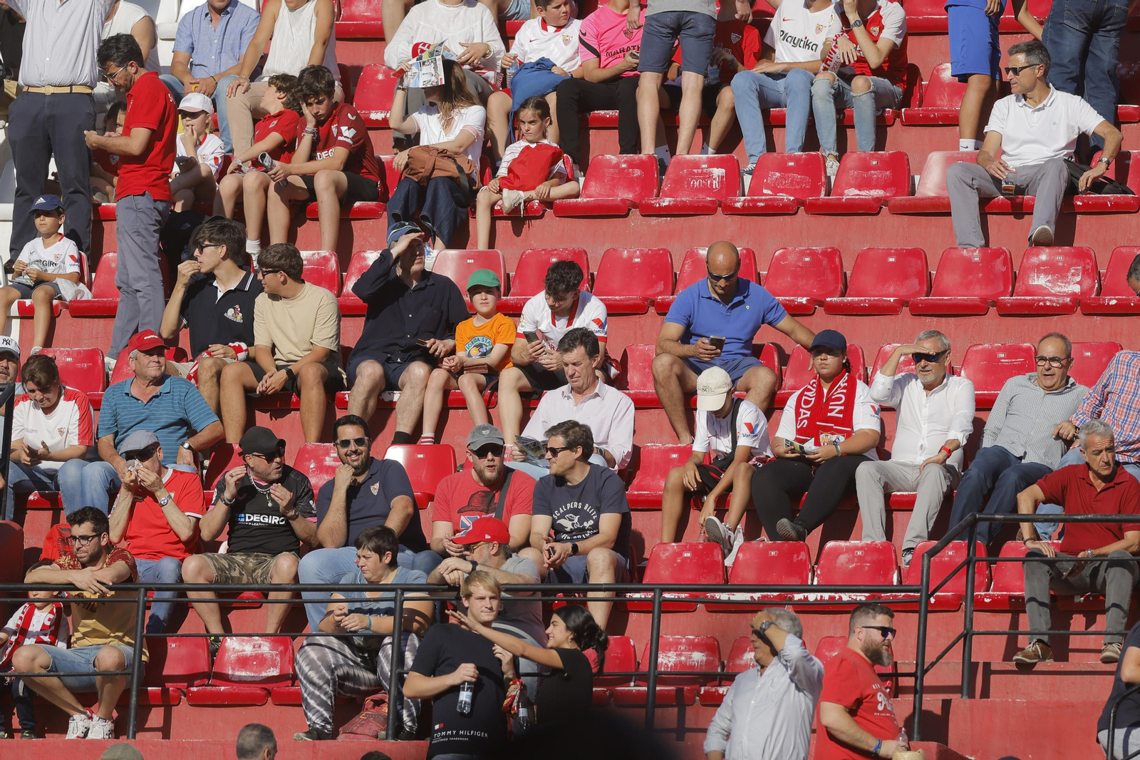 Búscate en las fotos del Sevilla-Español