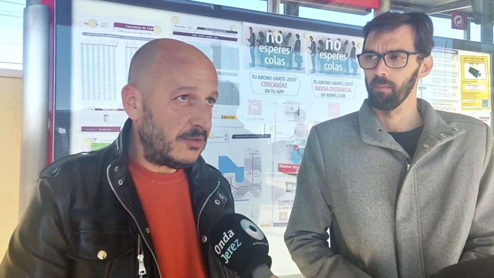 Raúl Ruiz-Berdejo y José Luis Bueno, en el apeadero de trenes del Aeropuerto. Raúl Ruiz-Berdejo y José Luis Bueno, en el apeadero de trenes del Aeropuerto.