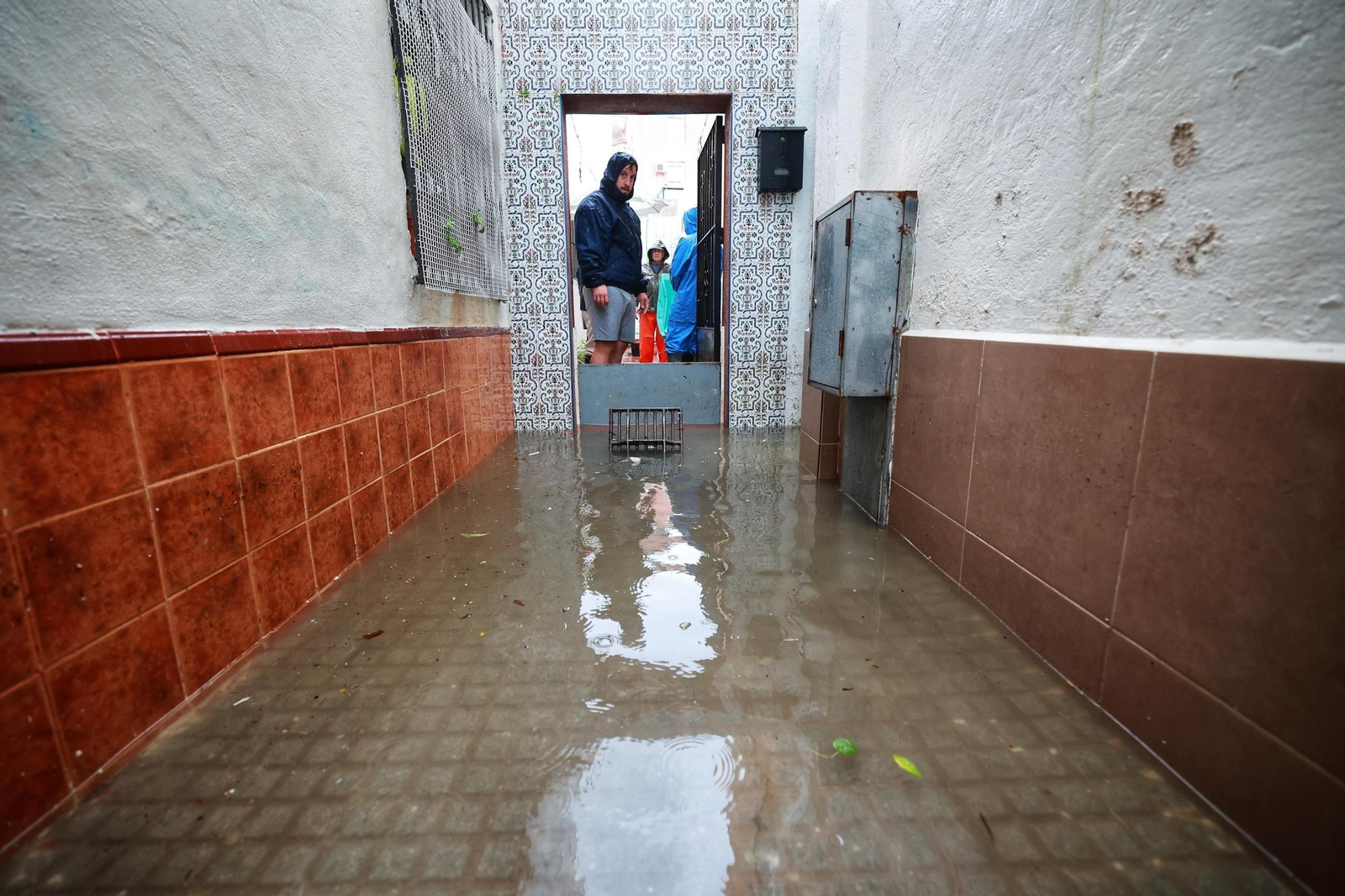 Imágenes de calles inundadas y vecinos achicando agua en San Fernando