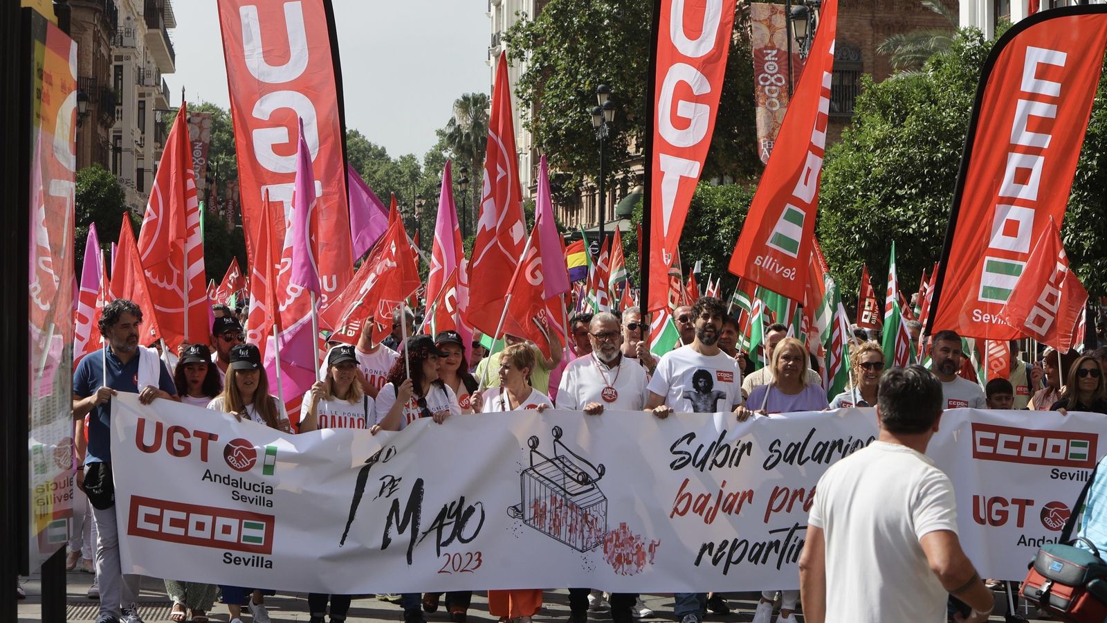 La pancarta que ha abierto este año la manifestación del Primero de Mayo en Sevilla.