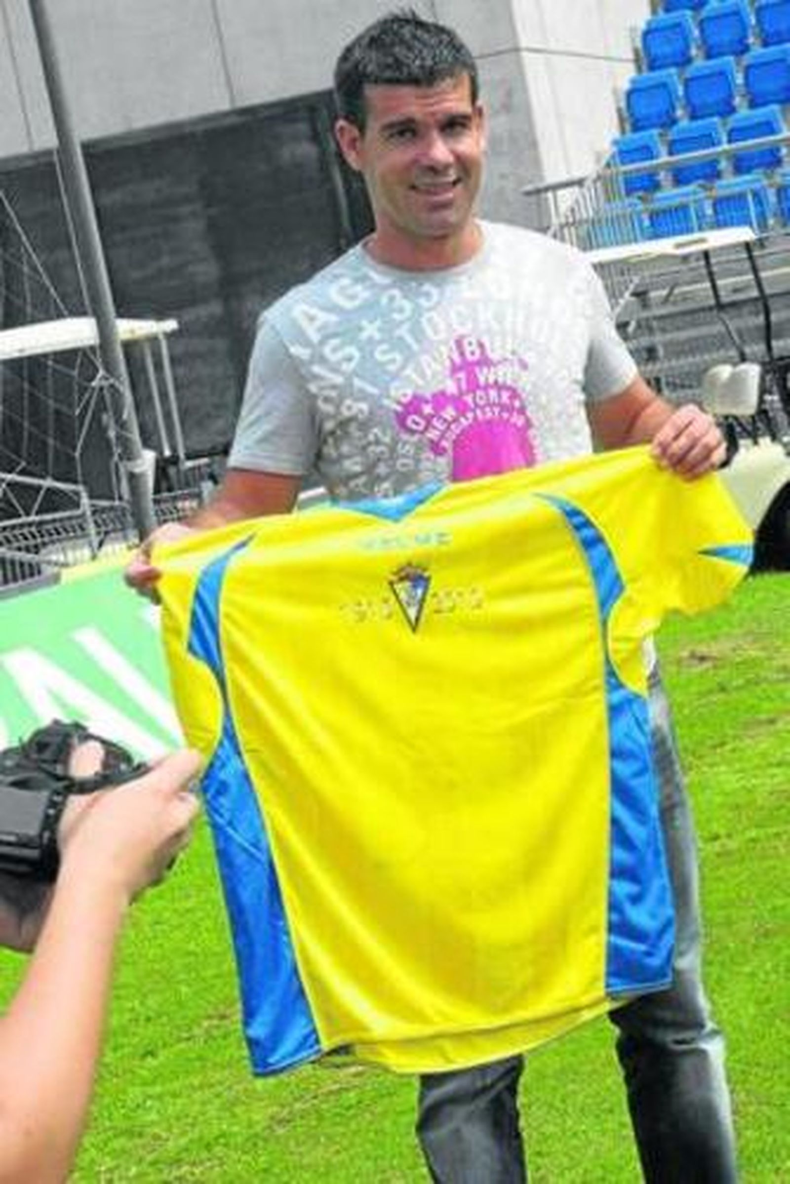 Diego Reyes muestra la elástica del equipo de su tierra.