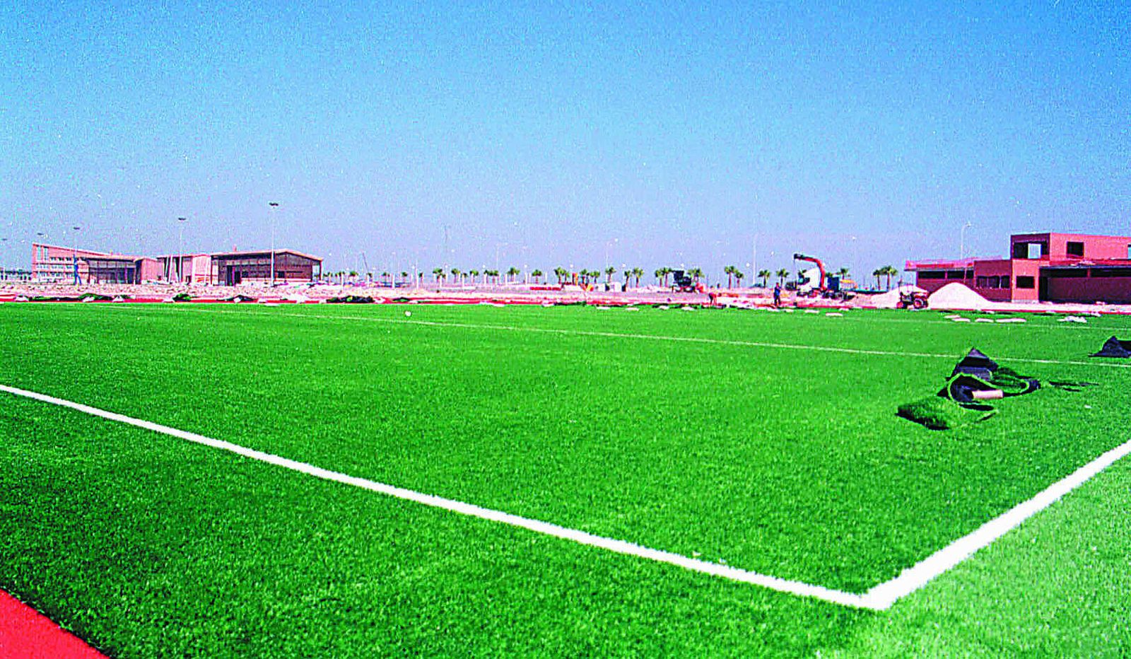 Imagen de archivo de hace más de 20 años, durante la construcción de las instalaciones deportivas de Elcano, en Cádiz, donde se utiliza el césped artificial a muy pocos metros de la Bahía