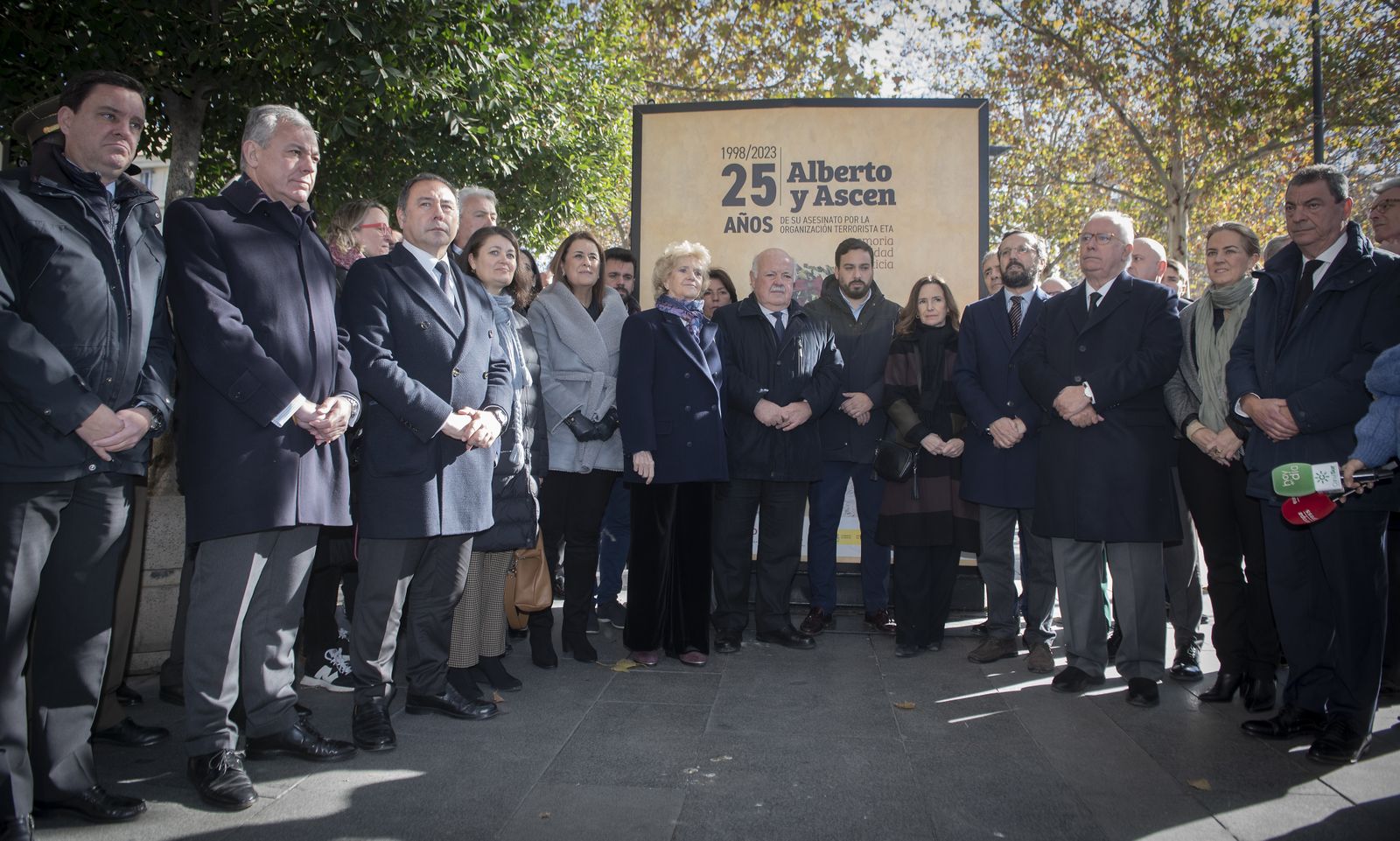 Imágenes de la exposición de mupis en la Puerta de Jerez sobre Alberto y Ascensión