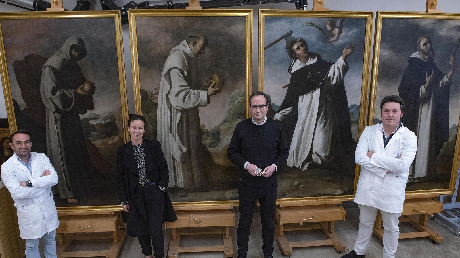 Antonio Gamero, Beatriz Laguillo, Antonio Rodríguez Babío y Agustín Martín de Soto ante los ‘zurbaranes’.