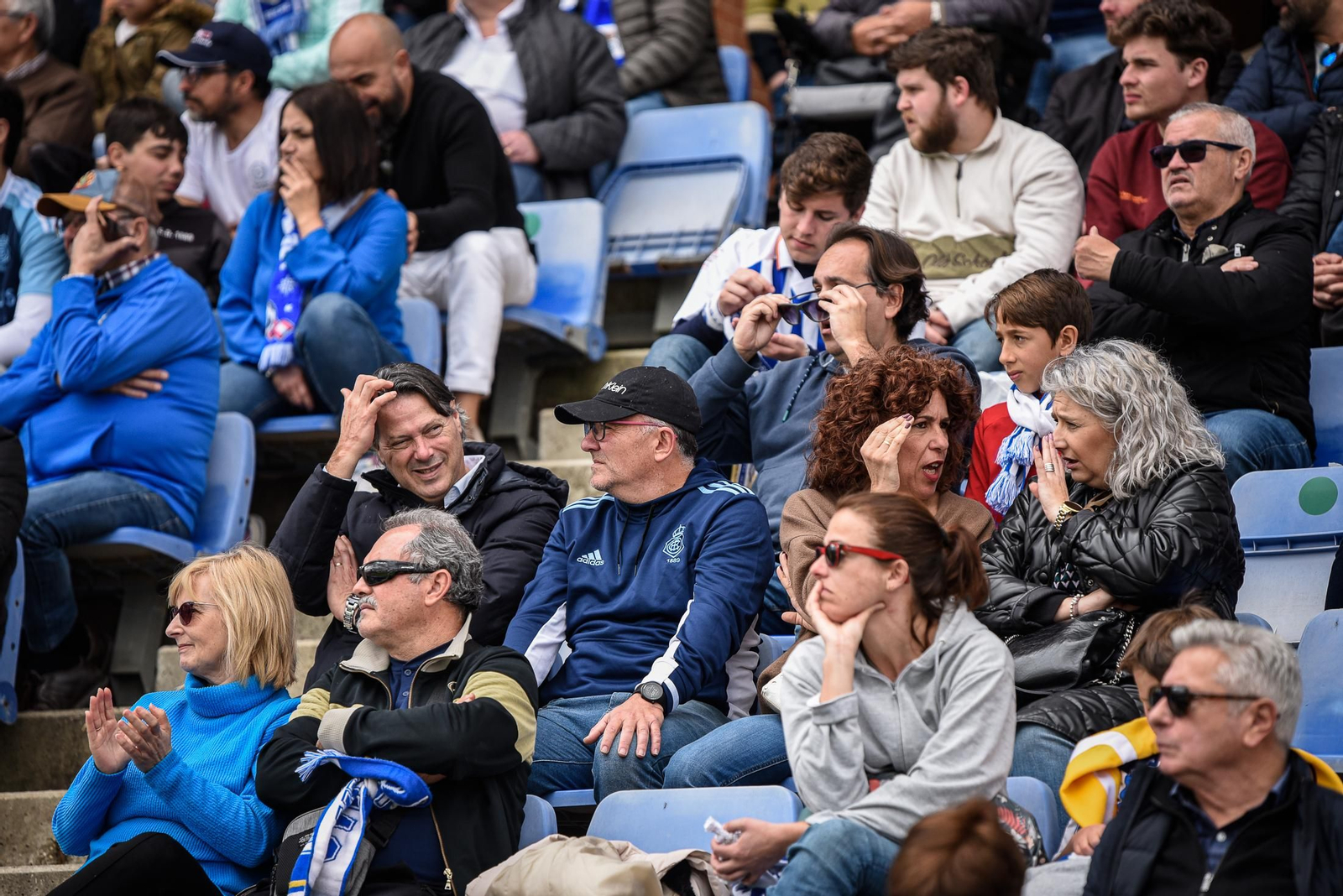 Imágenes de la afición en el Colombino en el Recreativo - Antequera