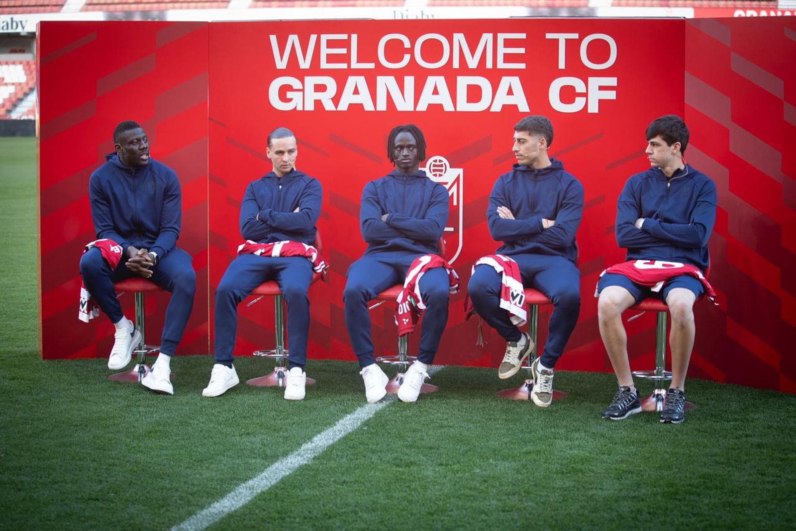 Los nuevos jugadores del Granada, durante su acto de presentación ante la afición.