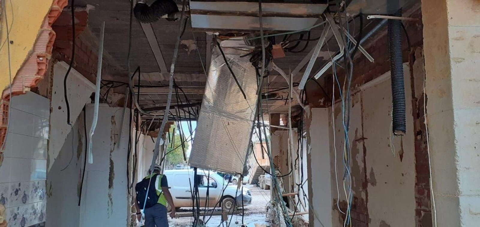 Un técnico evaluando los daños en un edificio.