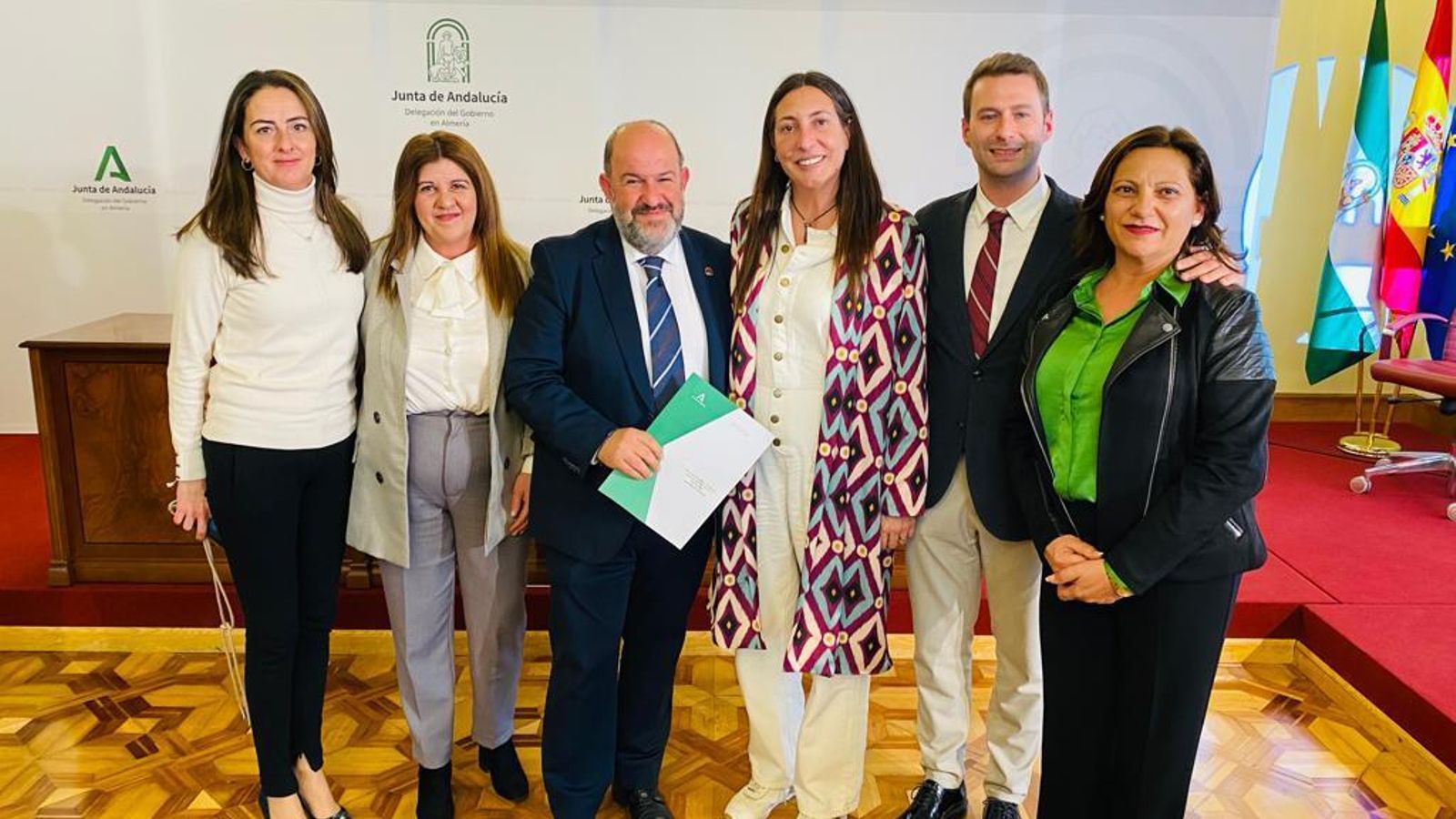 El alcalde junto a responsables municipales y la consejera de Igualdad de la Junta.