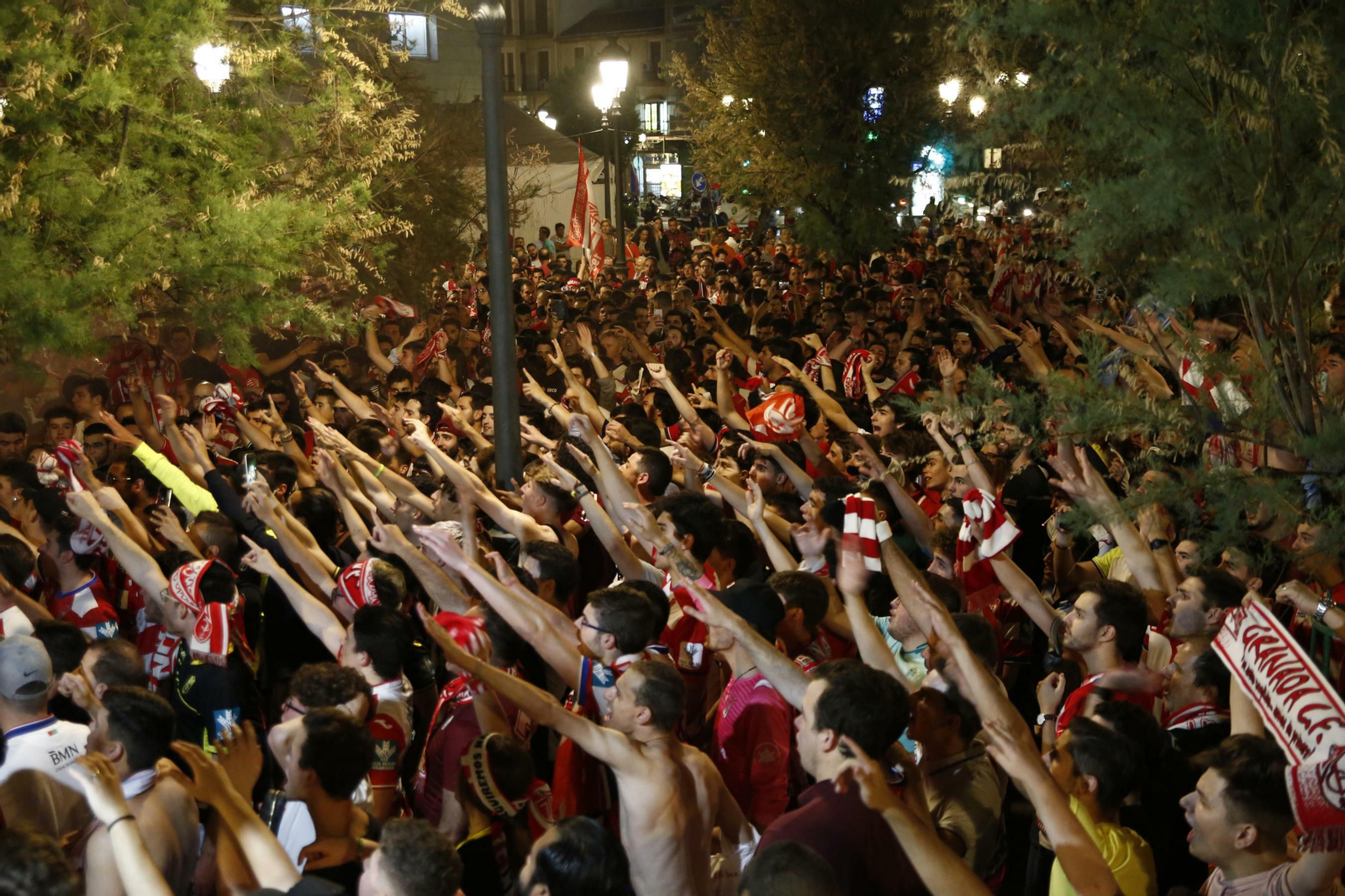 Las mejores imágenes de cómo Granada celebró el ascenso en la Fuente de las Batallas