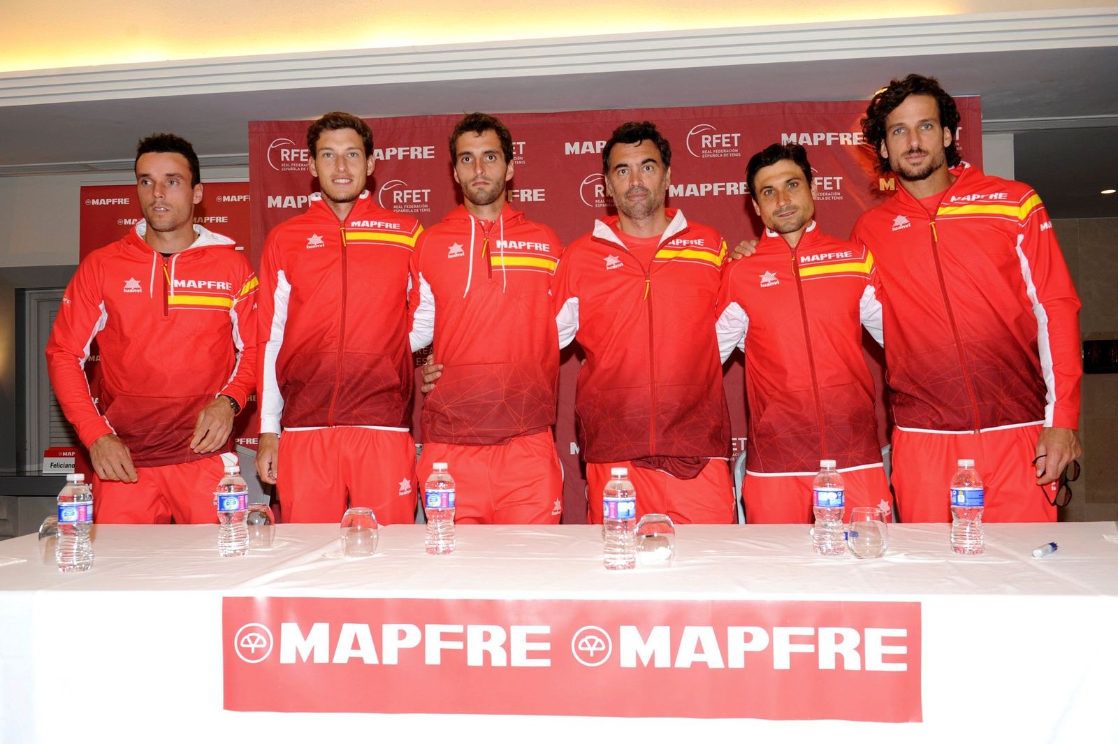 El equipo español de Copa Davis posa ante los medios de comunicación.