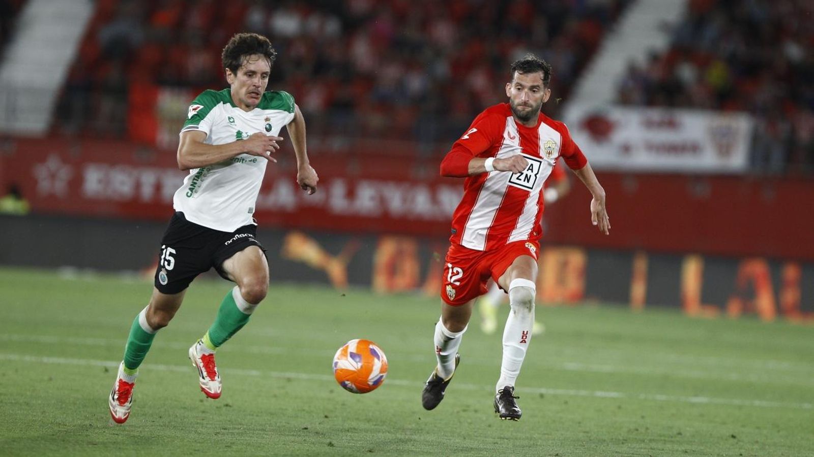 Marco Sangalli y Leo Baptistao luchan por un balón dividido.