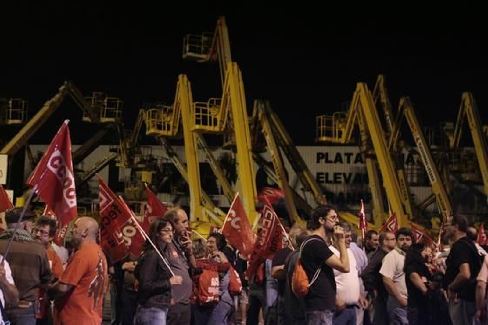 Los piquetes de los sindicatos impiden la entrada de camiones a Mercasevilla.

Foto: Juan Carlos Muñoz