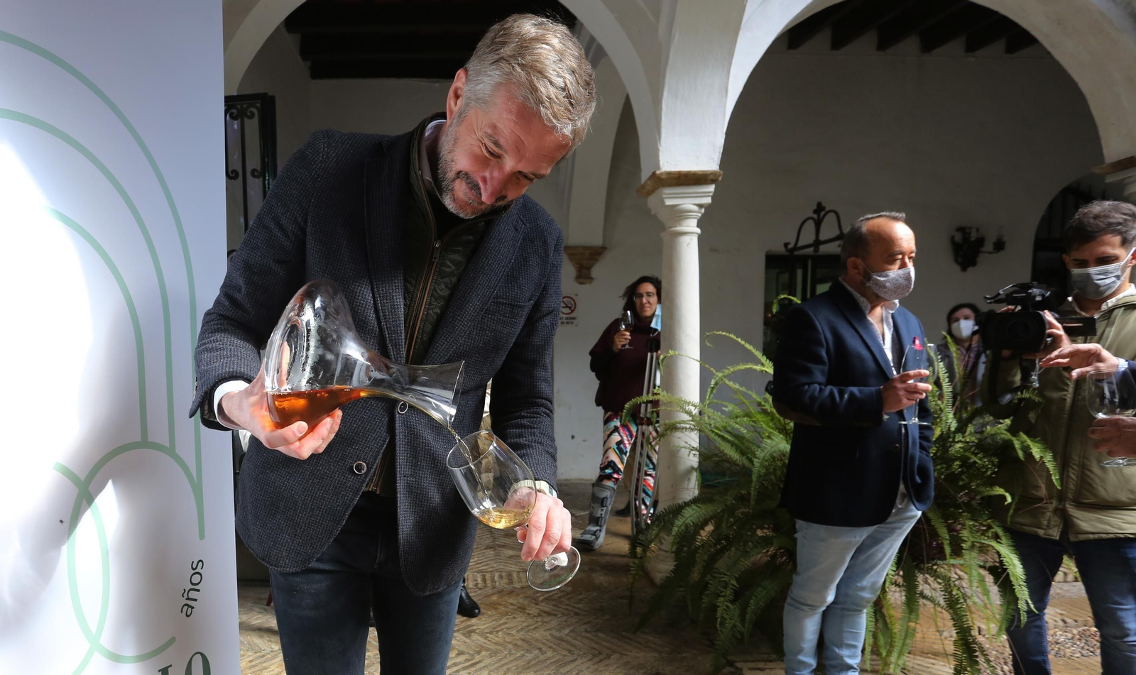 Presentación del logo de los actos del bicentenario de Barbadillo y el botellero de la bodega