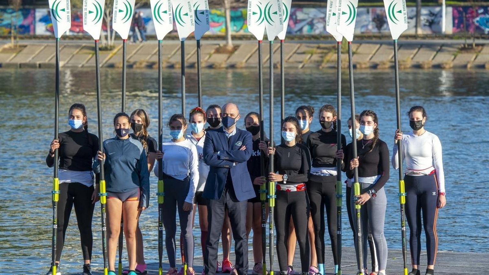 Miguel Ángel Millán, con remeros andaluces.